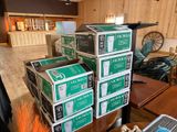 plusieurs boîtes empilées sur une table