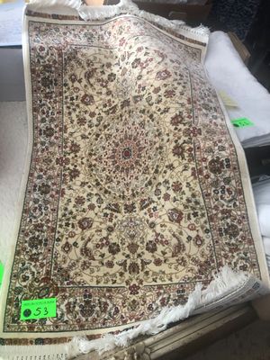 un grand tapis posé sur une table dans une pièce