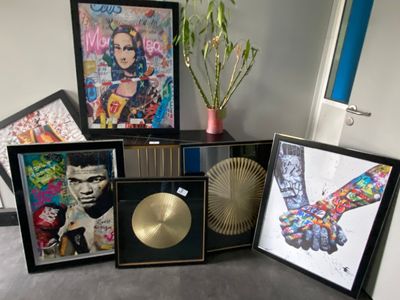 de nombreuses photos encadrées et un disque d'or par terre