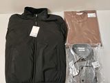 une veste, une chemise et un pantalon posés sur une table