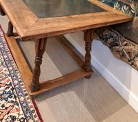 TABLE DE CHANGEUR en noyer à piètement tourné quadripode, le… (photo 5)