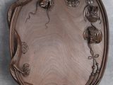 un plateau en bois orné d'un dragon