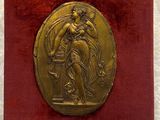 une image représentant une médaille d'or posée sur un écrin en velours rouge