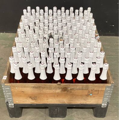 de nombreuses bouteilles de bière rangées dans une caisse en bois