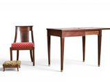 deux chaises et une table sur laquelle est posé un coussin rouge