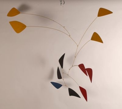 une photo d'un mobile coloré accroché au mur