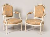 paire de fauteuils peints de style louis xvi