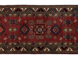 un vieux tapis orné d'un motif rouge et vert