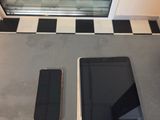 deux téléphones portables posés sur une table près d'une fenêtre
