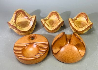 Plusieurs morceaux de bois sont posés les uns à côté des autres sur une table