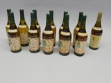 six bouteilles de vin sont alignées sur une table