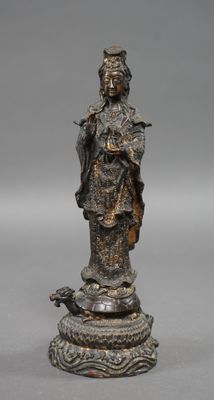 Figurine chinoise en bronze représentant une femme avec un oiseau, posée sur un socle