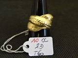 une bouteille de vin surmontée d'un anneau doré