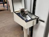 une machine posée sur une table dans un entrepôt