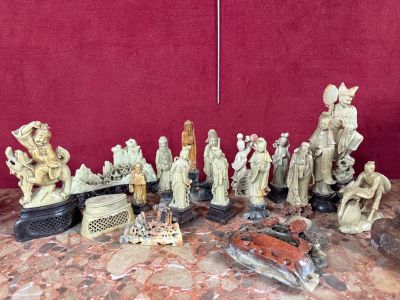 un grand nombre de figurines posées sur une table