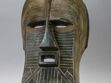 un masque en bois exposé sur une table