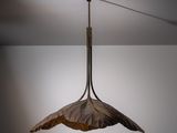 une lampe ornée d'une feuille, suspendue au plafond