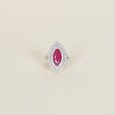 Bague "Marquise" en or 18K (750/oo), centrée d'un rubis birm…