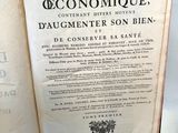 Un vieux livre est ouvert sur une table, avec une étiquette dessus.