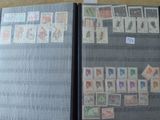 un livre avec des timbres, posé sur une table