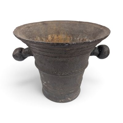 un vieux vase posé sur une surface blanche
