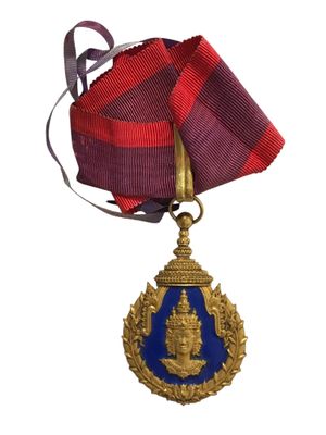 une image d'une médaille entourée d'un ruban sur fond blanc