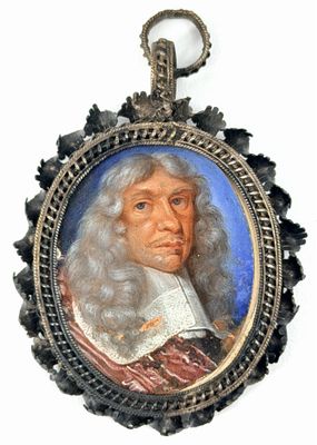 portrait d'un homme portant une chaîne autour du cou