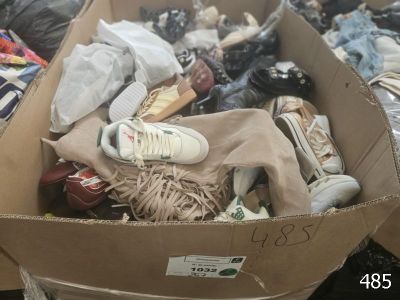 une boîte en carton remplie de chaussures et d'autres objets