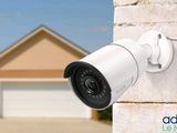 une image prise par une caméra de sécurité installée sur le côté d'un mur de briques