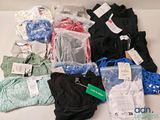 un tas de vêtements posés sur une table