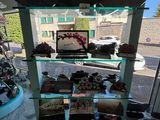 une vitrine remplie d'articles dans un magasin