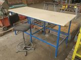 une photo d'un établi avec un tabouret au milieu