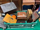 une caisse verte remplie d'objets divers posée sur une table verte