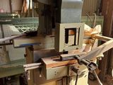 une machine qui se trouve au milieu d'un bâtiment