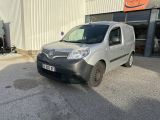 une photo d'une camionnette garée devant un immeuble
