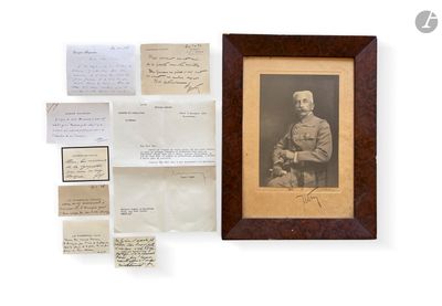 la photo d'un homme en uniforme militaire, dans un cadre