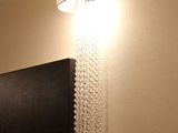 une photo d'une chambre avec un lit et un tableau accroché au mur