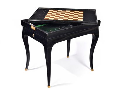 une vieille table de jeu sur laquelle est posé un échiquier