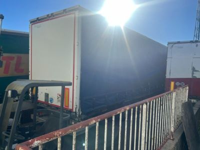 un camion garé sur le bord de la route