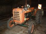un tracteur qui est garé dans un garage