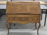 un petit bureau avec un plateau en bois dans une pièce