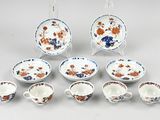 un groupe de plats, de tasses et de soucoupes en porcelaine