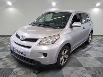 une photo d'une Toyota RAV argentée garée sur un sol à damier