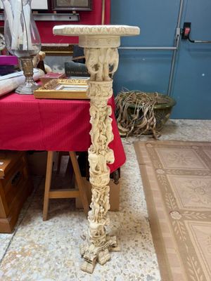une table recouverte d'une nappe rouge et une nappe rouge posée sur la table