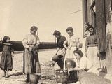 un groupe de femmes qui se trouvent devant un immeuble