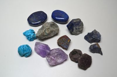 une table sur laquelle sont disposés de nombreux types de roches et de pierres