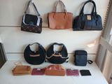 Plusieurs sacs à main et sacs à bandoulière sont exposés sur une table blanche