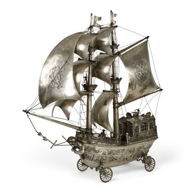 une maquette en argent représentant un voilier sur fond blanc