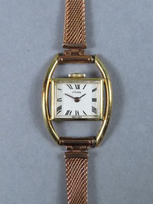 une montre-bracelet en or avec des chiffres romains