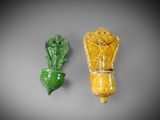 une paire de vases jaunes et verts sur fond gris